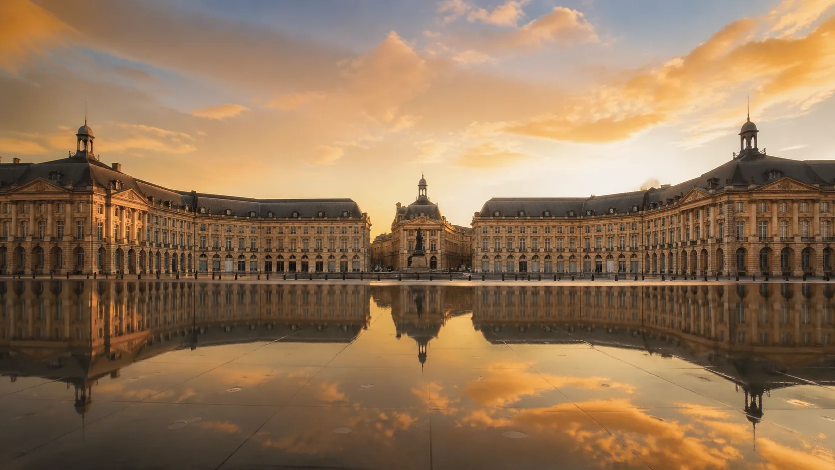 Place de la Bourse de Bordeaux et son Miroir d'eau au coucher du soleil