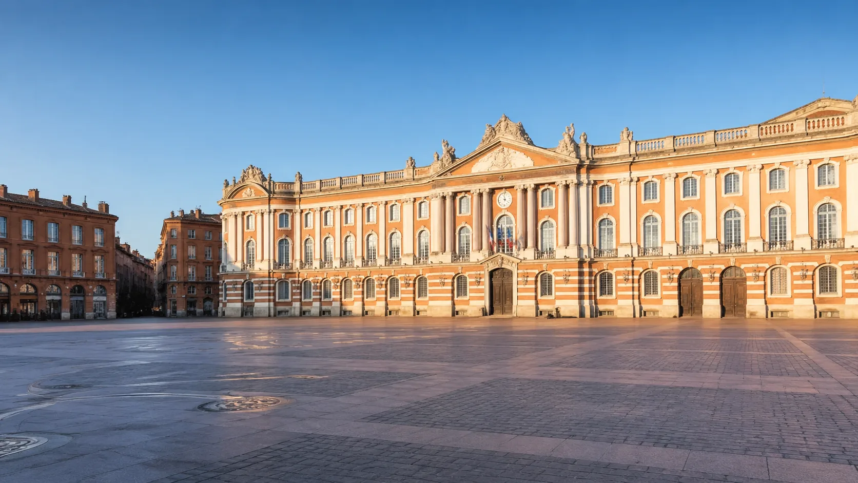 Place du Capitole de Toulouse et son architecture en brique rose