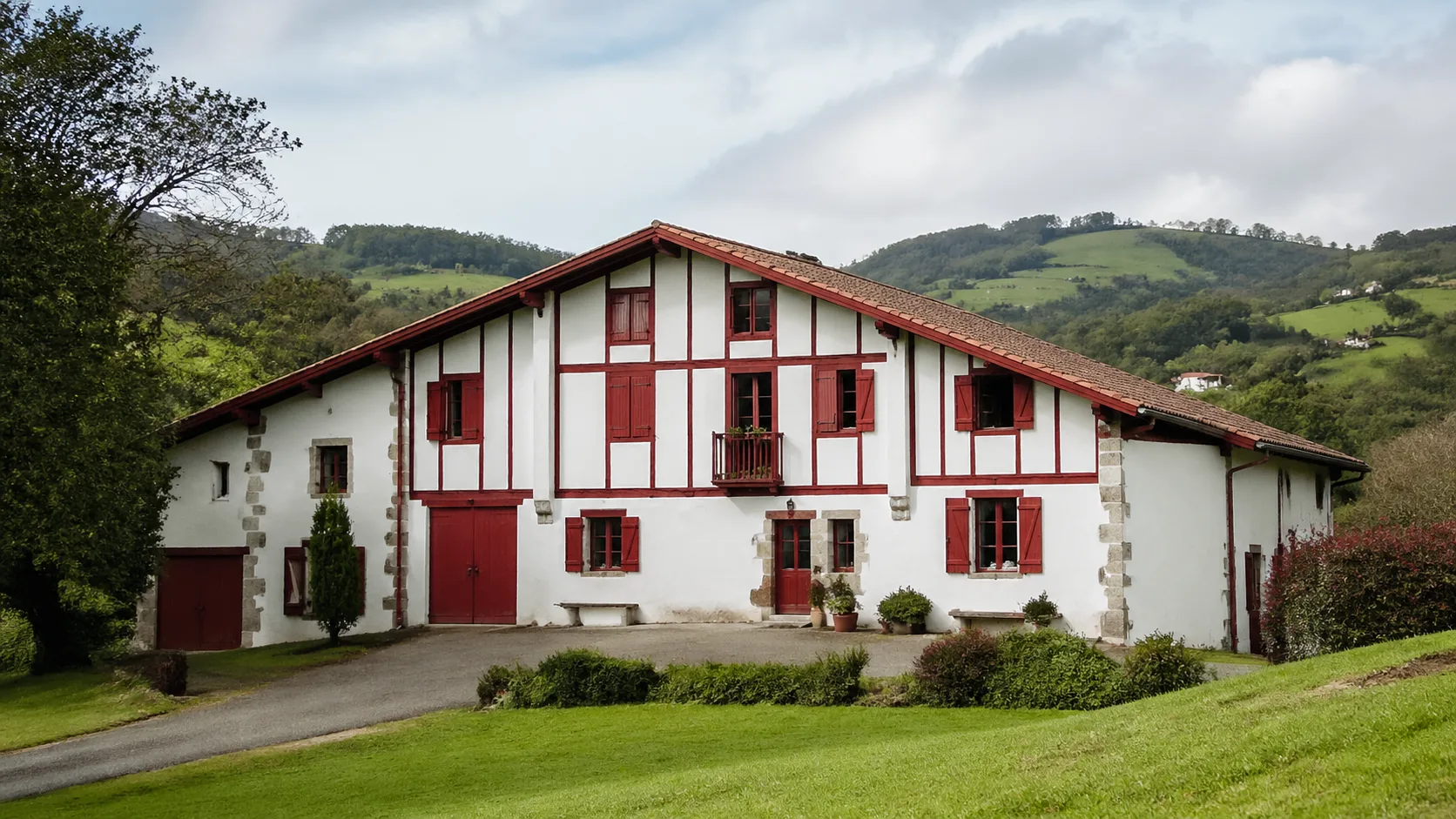 Maison basque traditionnelle à colombages rouges